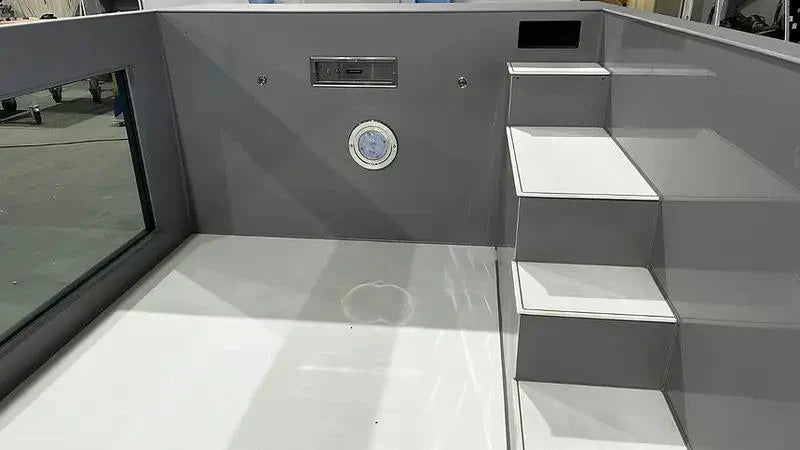 Piscina em polipropileno com as dimensões de 6,5 m x 2,5 m e janela com 4 m de largura.